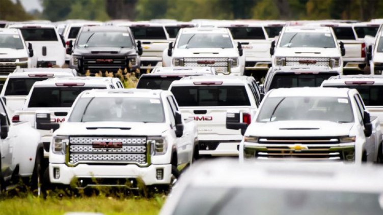 Авто гробище: Нови лъскави коли, но без чипове – неизползваеми ламарини!