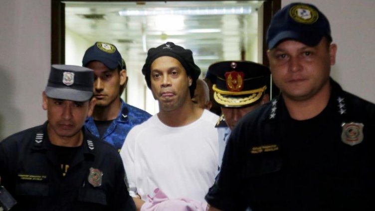 Роналдиньо ще остане в парагвайския затвор 