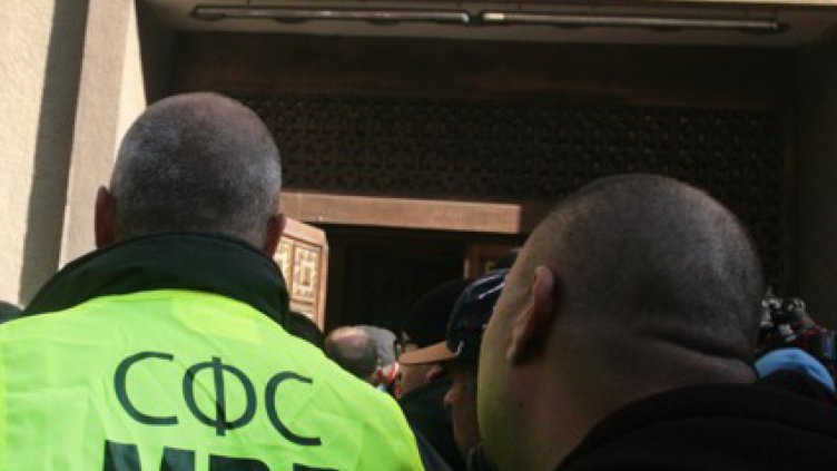 Полицаите и пожарникарите се готвят за протести