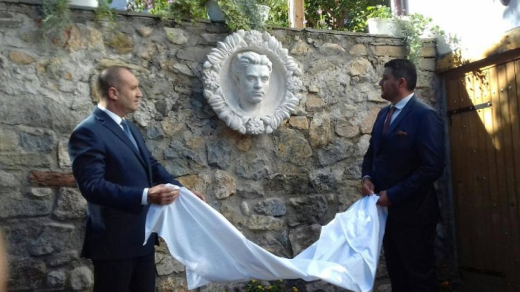 Президентът Радев откри барелеф на Васил Левски в Брестовица