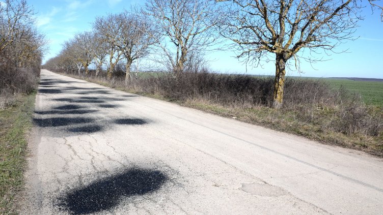 Започна ремонт на най-компрометираните участъци от пътя за Долище