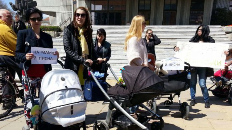 Майки на протест пред НС: Спрете геноцида над децата на България 