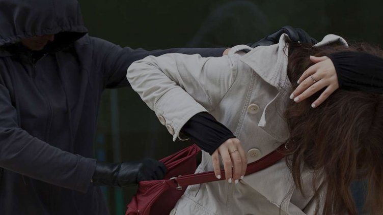 Дрогиран младеж и приятелката му обраха жена в кв. "Чайка"