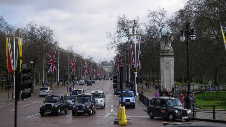 Отказ от личните автомобили може да направи Великобритания "въглеродно неутрална"