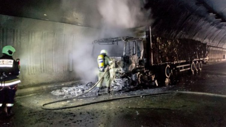 ТИР пламна в тунел на ”Хемус” и затвори пътя 