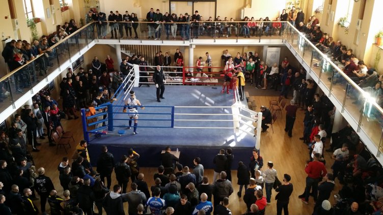 Юнашкият салон във Варна препълнен със зрители на Държавния шампионат по муай тай