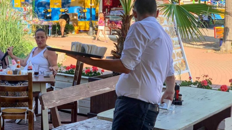 Криза: Търсят се 200 000 работници за лятото по морето