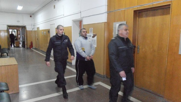 Трафикант на бели робини пророни сълза в съда