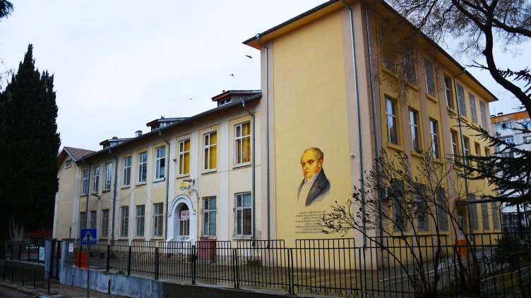 Изградиха оранжерия и класна стая на открито в ОУ „Васил Априлов“ във Варна