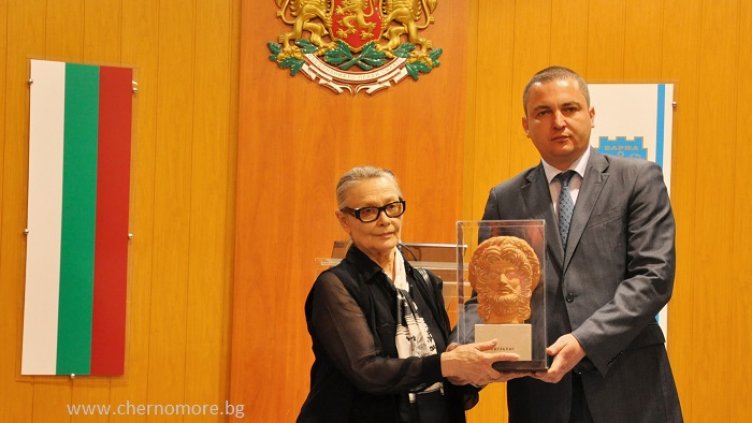 Кметът награди Цветана Манева с почетен плакет