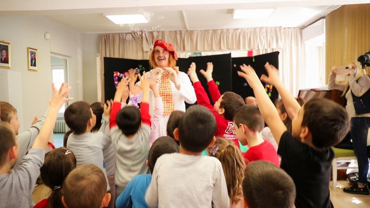 Актьор забавлява децата във Варна с научно шоу 