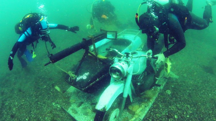 Изпълнение на упражнение за спускане и издигане на товари на морското дъно - мотоциклетът ще послужи и за подводна атракция.