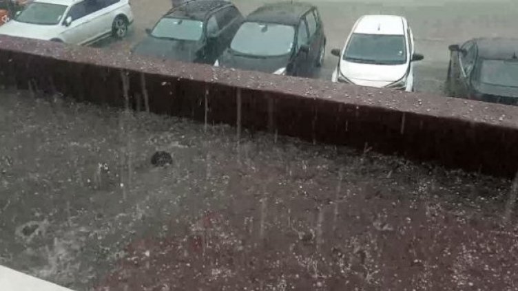 Дъждовете продължават на много места и в неделя