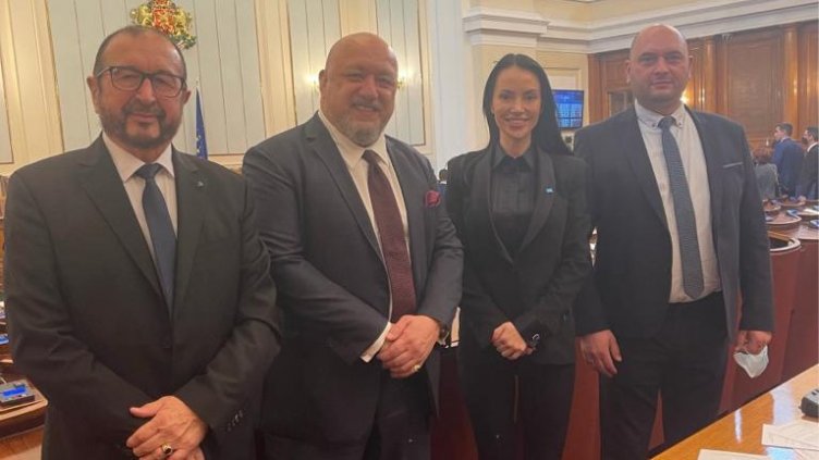 Депутати от ГЕРБ/СДС носят Варненското златно съкровище в парламента