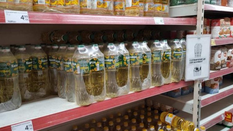 Олио истерия в хипермаркет и лимит: 4 бутилки на човек - 4,79 лв. за литър