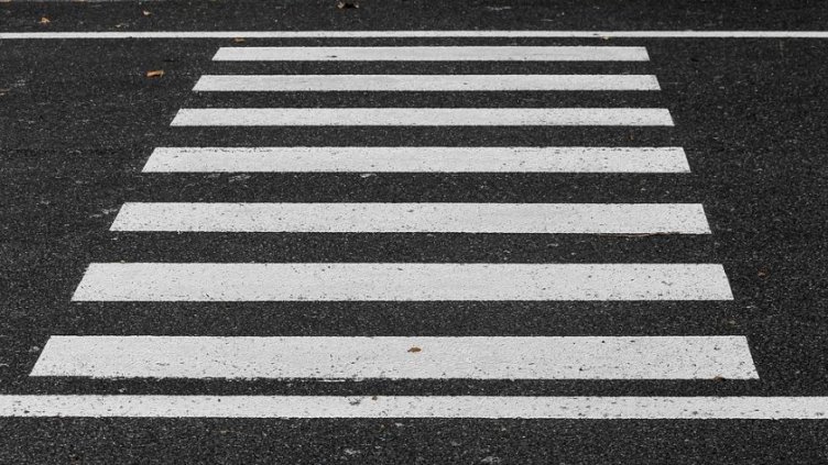 Кола блъсна майка с бебе на пешеходна пътека