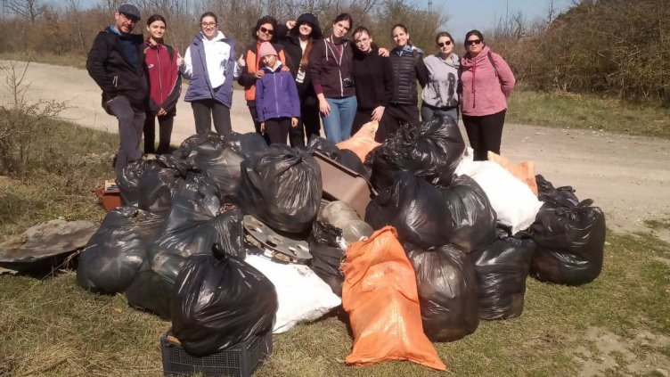 Доброволци почистиха  местност „Яйлата“