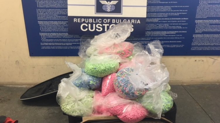 Заловиха близо 90 кг екстази на Калотина