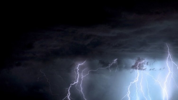 Бурята повреди жп мрежата в Североизтока