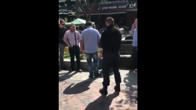 Задържаха показно апаш в центъра на Варна (ВИДЕО)