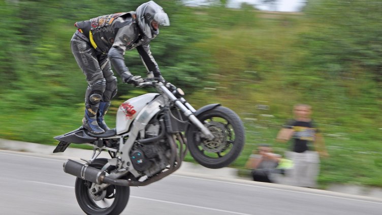 Вандали вилнеят по пътищата