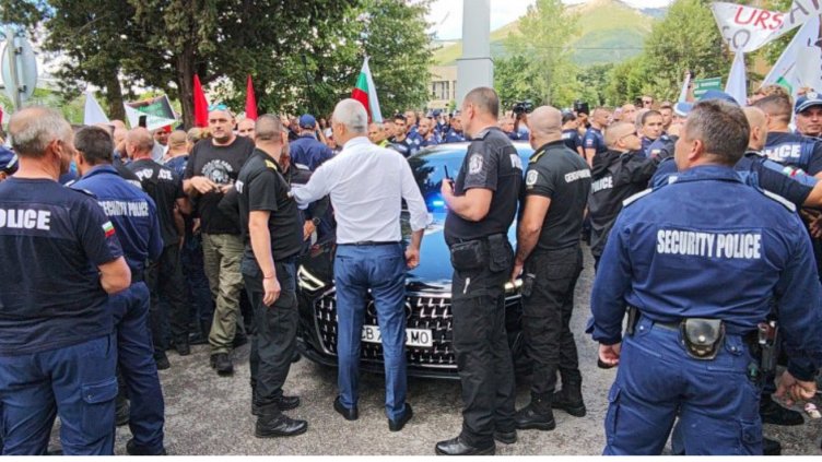 Ситуацията в Сопот ескалира: Задържаха привърженик на "Възраждане"