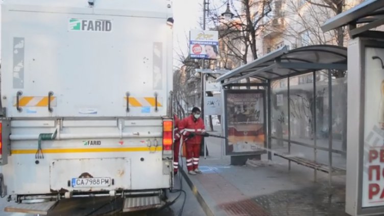 Дезинфекцират всички спирки на градския транспорт във Варна (ВИДЕО)