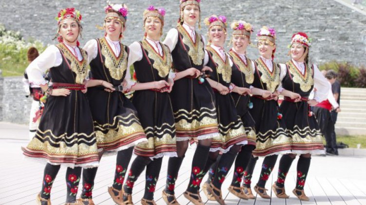 Хоро и ръченица – задължителни до 12 клас