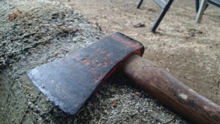 Жена погна с брадва мъж след битов скандал