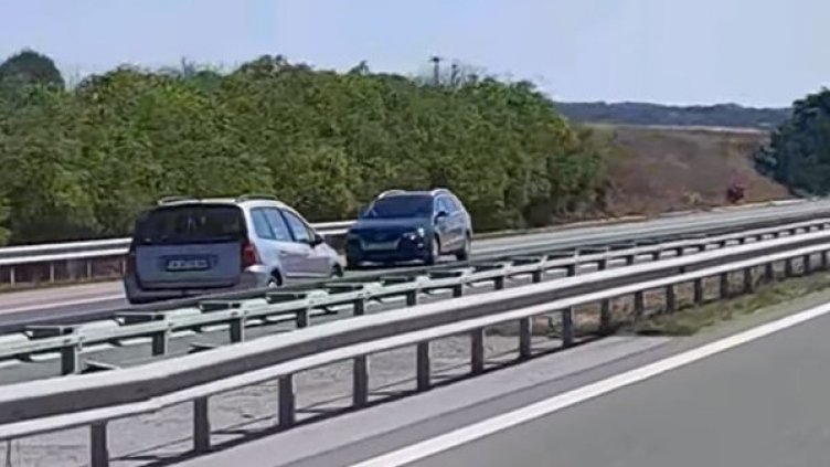 От Шумен за Варна – автомобил фучи в насрещното! Що чини там? (СНИМКИ)