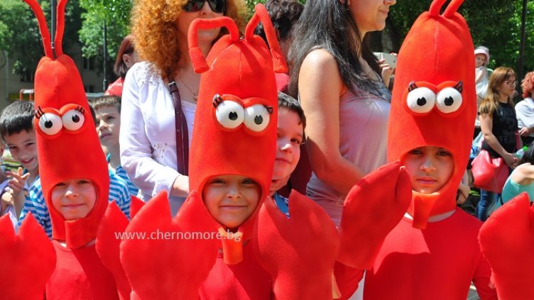 Над 200 варненчета пяха и танцуваха в чест на лятото (СНИМКИ)