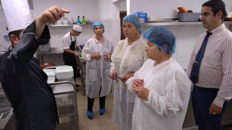 ГЛАВНИЯТ ГОТВАЧ ОБЯСНЯВА НА ПРОВЕРЯВАЩИТЕ технологията, по която се хранят гостите.