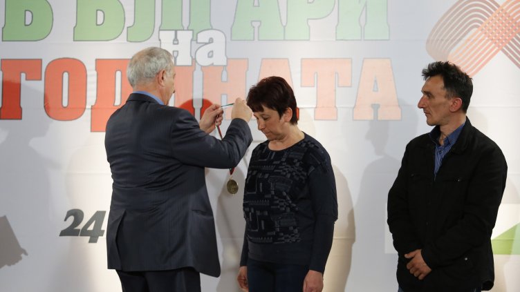 Достойните българи: Наградиха родителите на починало от рак момче