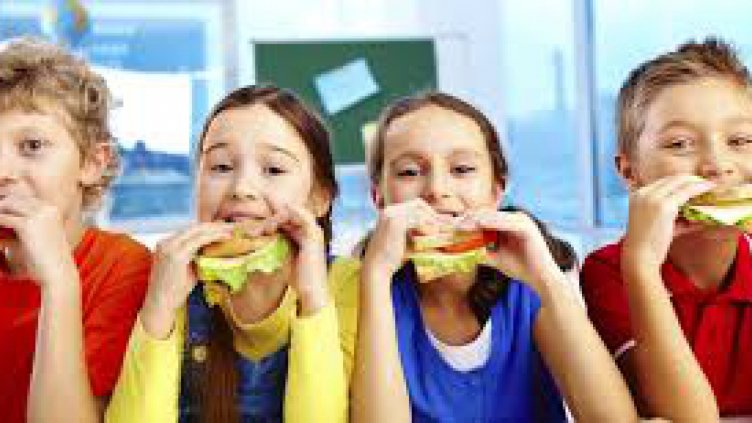 Сандвичи с Е-та и палма в будките до школата… Това ядат децата ни