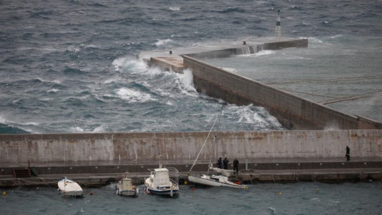 Ураганът „Зорба“ спря фериботи за Миконос и Санторини