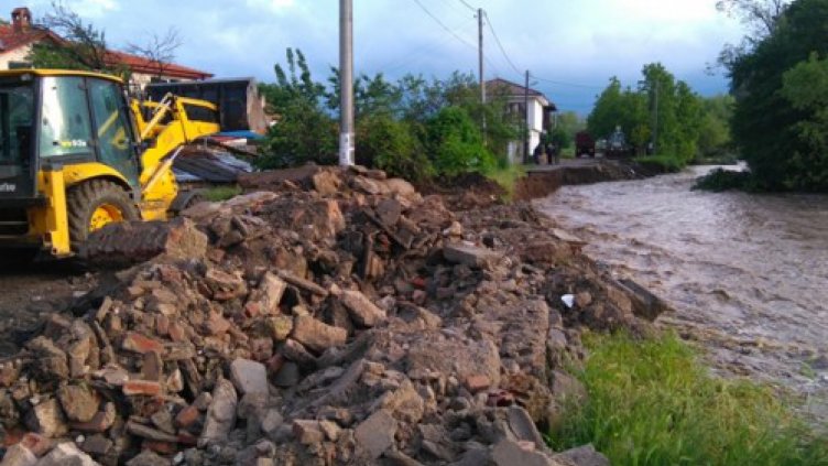 Овладяна е ситуацията с високите води в Енина и Казанлък