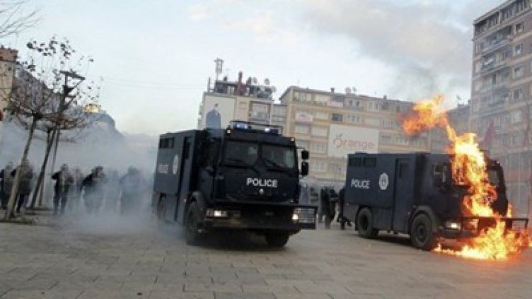 Огън по сградата на кабинета в Косово