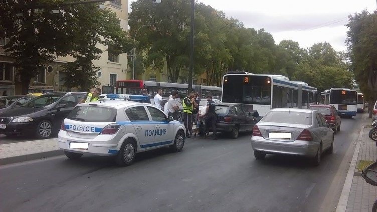 Надрусан шофьор помля автобуси и коли в центъра на Варна