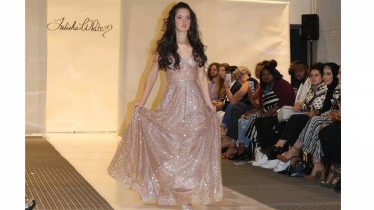 Момиче със синдром на Даун на Нюйоркската седмица на модата