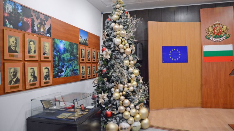 Екипът на ДГ 40 "Детски свят" украси за Коледа два етажа в Община Варна