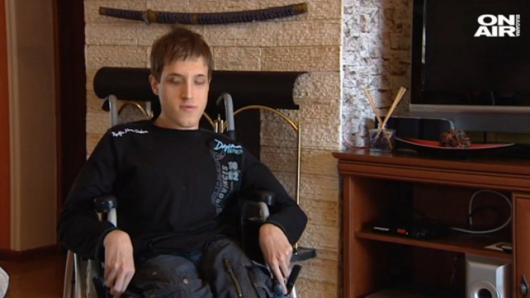 Младо момче с увреждания се нуждае от личен асистент, за да успее да се дипломира