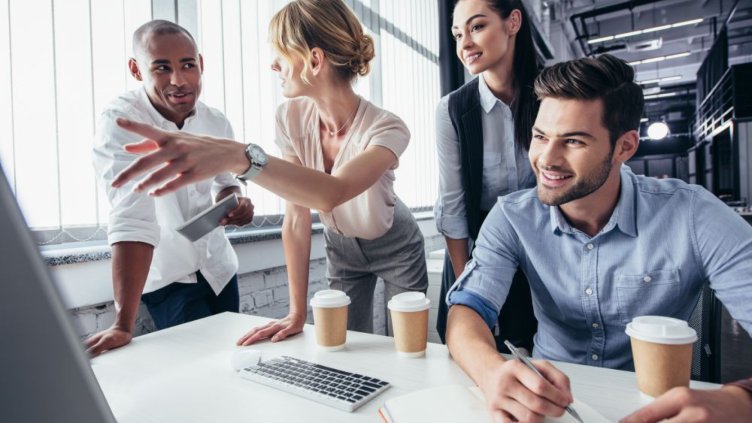 Най-високи са доходите на висшистите по информатика и математика