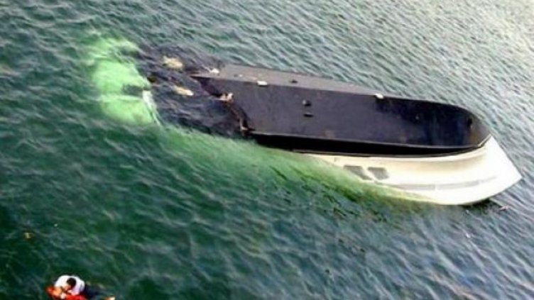 Туристическо корабче се преобърна в Черно море