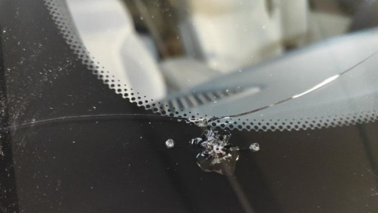 Какво трябва да направите, когато камъче пукне предното ви стъкло?