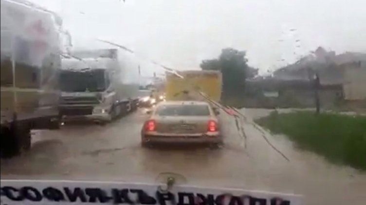 Отводниха пътя към границата с Турция