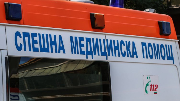 83-годишен шофьор помете двама, единият се бори за живот