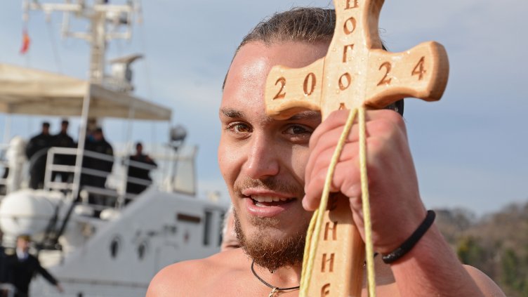 Димитър Петров спаси Богоявленския кръст във Варна (СНИМКИ)