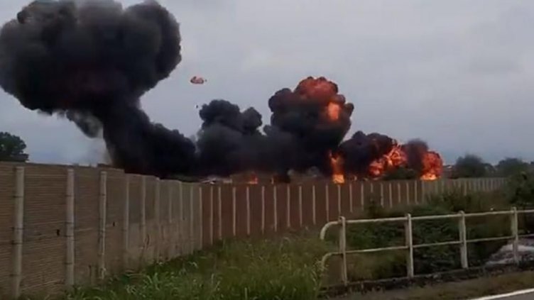 Италиански военен самолет падна върху кола 