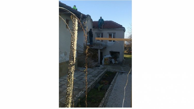 Ремонтираха комина, съборен при отстраняването на авария в Галата