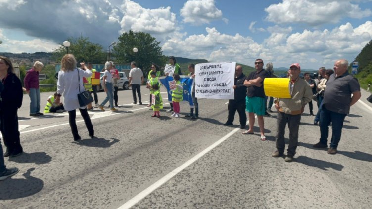 Блокираха за кратко движението по АМ "Хемус"